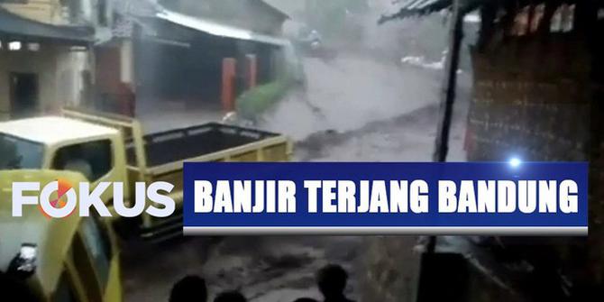 Detik-Detik Derasnya Banjir Seret Kendaraan Warga di Bandung