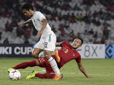 Bek Timnas Indonesia, Hansamu Yama, melakukan tekel saat melawan Timor Leste pada laga Piala AFF 2018 di SUGBK, Jakarta, Selasa (13/11). Indonesia menang 3-1 atas Timor Leste. (Bola.com/Yoppy Renato)