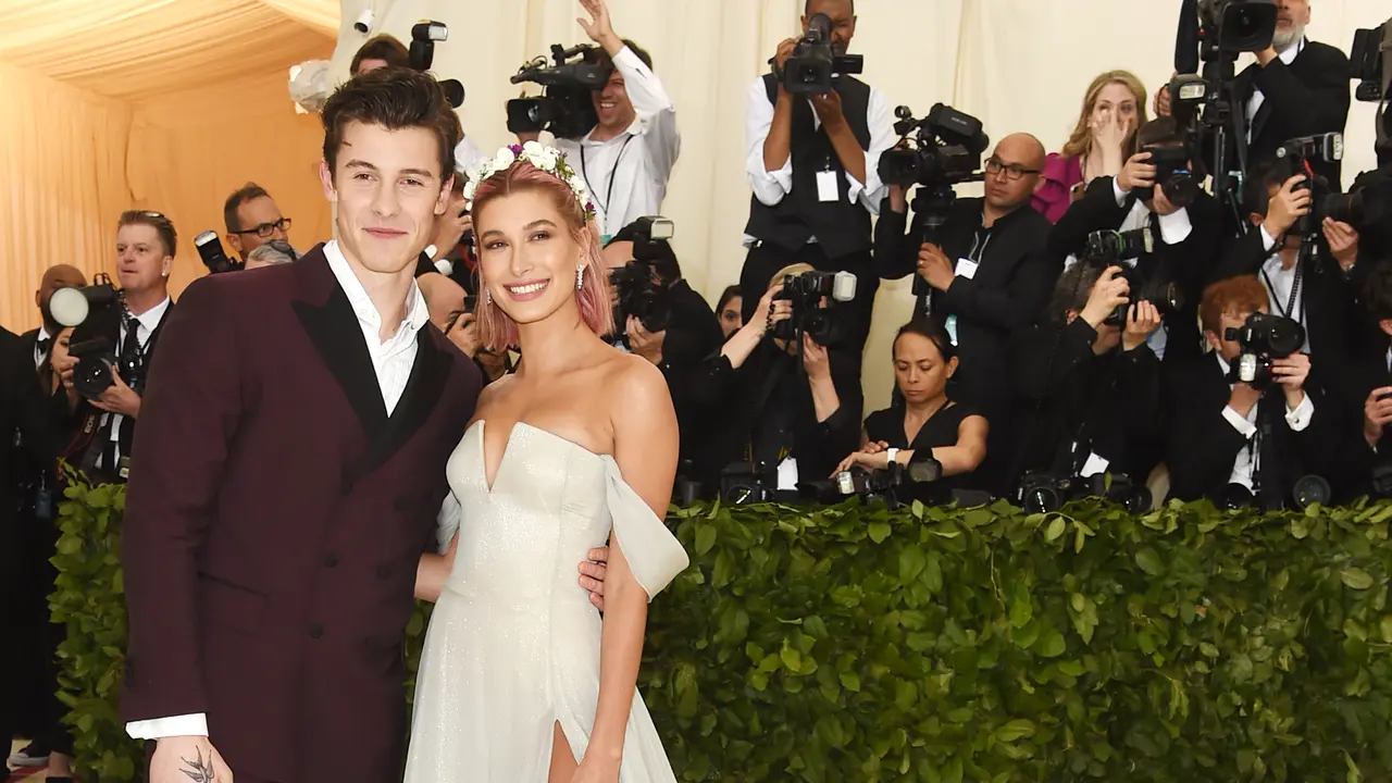 [Bintang] Shawn Mendes dan Hailey Baldwin