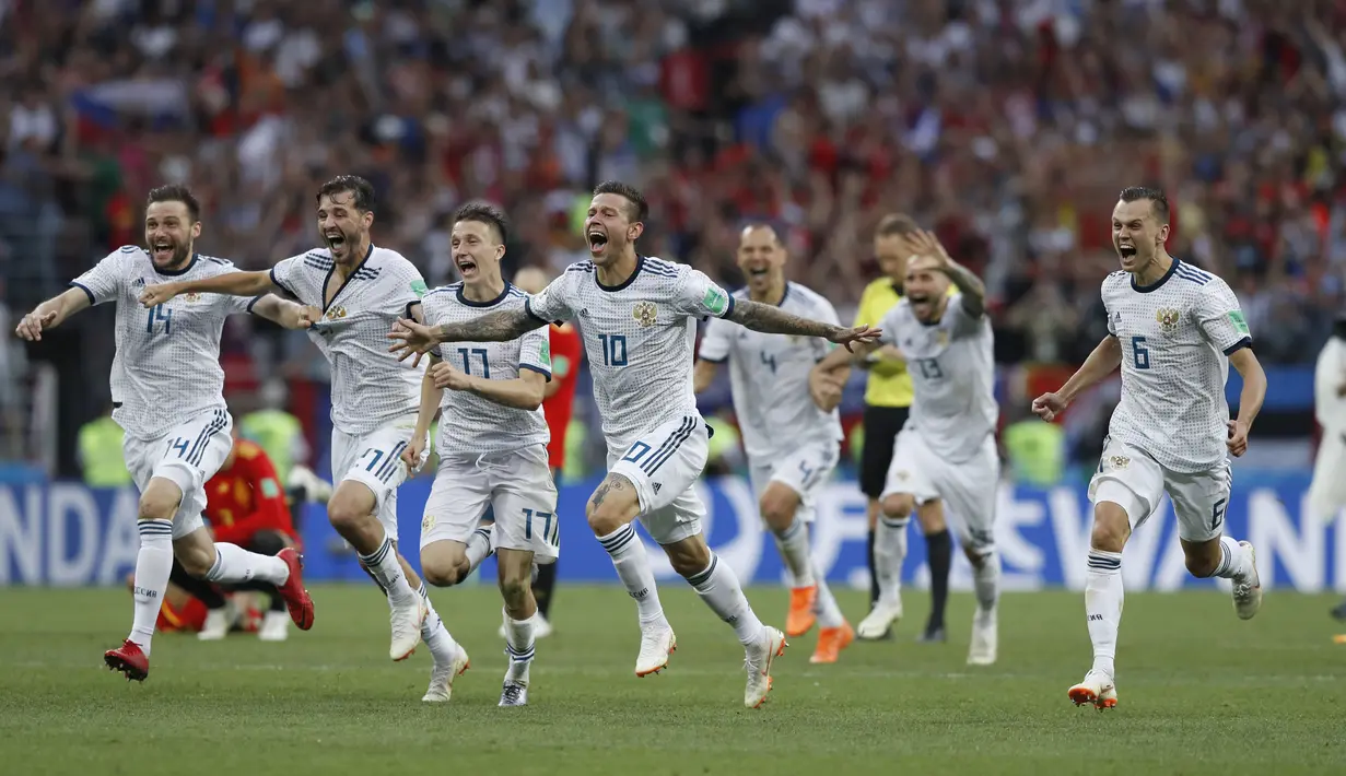 Para pemain Rusia merayakan kemenangan atas Spanyol pada laga 16 besar Piala Dunia 2018 di  Luzhniki Stadium, Moskow, Rusia, (1/7/2018). Rusia menang penalti atas Spanyol Spain 4-3.  (AP/Manu Fernandez)