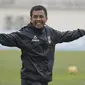 Pelatih Mitra Kukar, Jafri Sastra tertawa usai memimpin latihan jelang laga semi final Piala Presiden 2015 melawan Persib di Stadion Aji Imbut, Tenggarong, Kaltim, Sabtu (3/10/2015). (Bola.com/Vitalis Yogi Trisna)