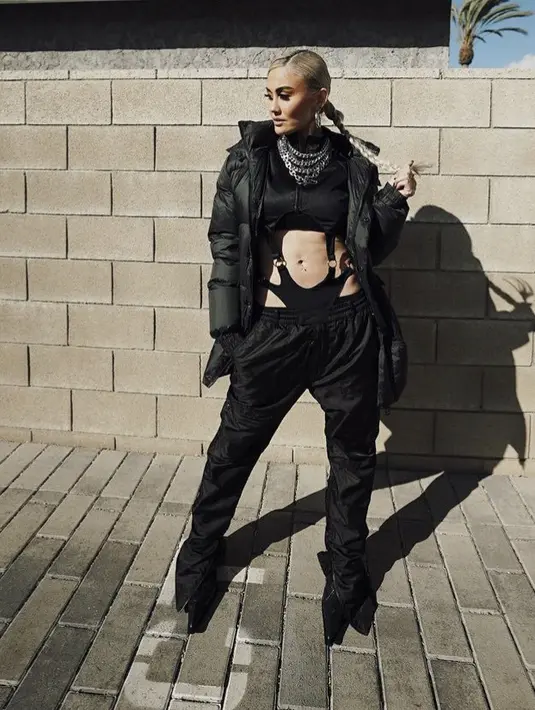 Mengenakan pakaian serba hitam dari padding jaket hingga celanannya, Agnez Mo pun tampil denhan rambut kepangnya. @agnezmo