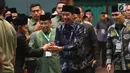 Presiden Joko Widodo atau Jokowi bersalaman saat menghadiri Harlah ke-93 NU di Jakarta, Kamis (31/1). Jokowi didampingi Ketua Umum PBNU Said Aqil Siradj. (Liputan6.com/Angga Yuniar)