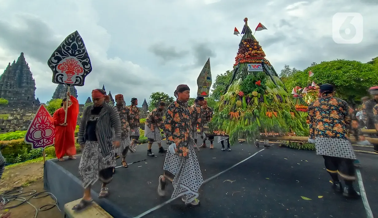 Peserta menampilkan salah satu gunungan saat Festival Gunungan di Lapangan Garuda Mandala Kompleks Candi Prambanan, Kabupaten Klaten, DIY, Selasa (31/12/2019). Festival ini menampilkan aneka gunungan, wayang kulit dan berbagai kesenian tradisional. (Liputan6.com/Gholib)