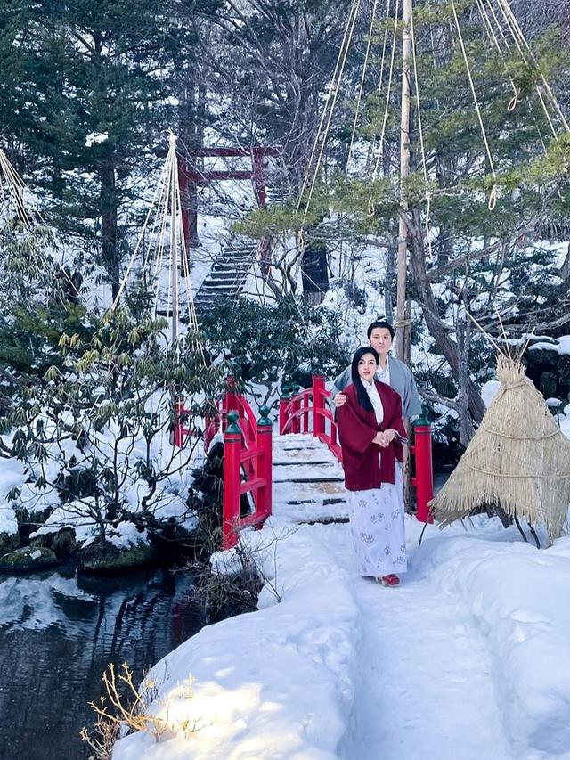 6 Potret Syahrini saat Pakai Kimono, Tampil Memesona