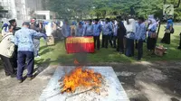 Petugas membakar KTP Elektronik yang rusak untuk dimusnahkan di halaman Kantor Bupati Bone Bolango (Bonebol), Gorontalo, Selasa (18/12). Pemusnahan e-KTP yang rusakini disaksikan langsung oleh Bupati Bone Bolango, Hamim Pou. (Liputan6.com/Arfandi Ibrahim)