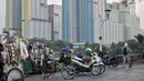 Sepeda motor dan pedagang kaki lima memenuhi trotoar Danau Sunter, Jakarta, Senin (22/7/2019). Tidak adanya fasilitas parkir di kawasan tersebut menyebabkan pengunjung Danau Sunter memarkirkan sepeda motor mereka di sepanjang trotoar sehingga mengganggu akses pejalan kaki. (merdeka.com/IqbalNugroho)