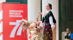 Lyodra mengenakan dress modern dengan sentuhan etnik yaitu kain tenun. Sentuhan tradisional tersebut terlihat pada bagian aksen shoulder maupun roknya. (Instagram/lyodraofficial)