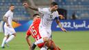 Ever Banega. Gelandang tengah Argentina berusia 34 tahun ini kini tengah menjalani musim ketiganya bersama Al-Shabab sejak bergabung pada awal musim 2020/2021 setelah meninggalkan Sevilla dengan status bebas transfer. Bersama Al-Shabab musim ini ia telah tampil dalam 8 laga di semua ajang dengan torehan 2 gol. (AFP/Fayez Nureldine)