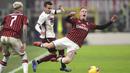 Bek AC Milan, Andrea Conti, dijatuhkan striker Torino, Alex Berenguer, pada laga Coppa Italia di Stadion San Siro, Milan, Selasa (28/1). Milan menang 4-2 atas Torino. (AFP/Miguel Medina)