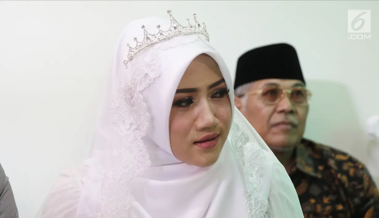 Istri komedian Caisar Aditya Putra, Intan Sri Mardiani saat melangsungkan ijab kabul pernikahan di kawasan Cimahpar, Bogor, Jawa Barat, Sabtu (30/6). Meski sempat tegang, ijab qabul berjalan dengan lancar. (Liputan6.com/Herman Zakharia)