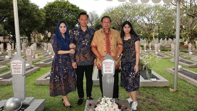 7 Momen Annisa Pohan dan Keluarga Ziarah ke Makam Ani Yudhoyono, Ungkap Kerinduan