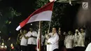 Ketum PDIP Megawati Soekarno Putri mengibarkan bendera Merah Putih di pendopo makam Bung Karno, Kota Blitar, Senin (6/6). PDIP menggelar kegiatan buka puasa bersama dan tarawih dilanjutkan peringatan hari lahir Bung Karno. (Liputan6.com/Johan Tallo)
