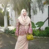 Tasyi berfoto dengan kebaya berpayet kelopak bungan dan dedaunan dengan bawahan polos warna krem. (dok. Instagram @tasyiiathasyia/https://www.instagram.com/p/Cr62FTFSvqb/?utm_source=ig_web_copy_link/Rusmia Nely)