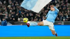 Pemain Lazio Ciro Immobile mengontrol bola saat melawan Fiorentina pada pertandingan sepak bola Liga Italia di Olympic Stadium, Roma, Italia, 29 Januari 2023. Lazio ditahan imbang 1-1 oleh Fiorentina. (AP Photo/Alessandra Tarantino)