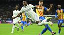 Pemain Valencia, Gabriel Paulista, menjatuhkan penyerang Real Madrid, Vinicius jr pada laga Liga Spanyol di Stadion Santiago Bernabeu, (2/2/2023). Gabriel Paulista dikartu merah wasit karena mengganjal Vinicius. Pelanggaran ini sempat memicu keributan antara kedua tim. (AFP/Javier Soriano)