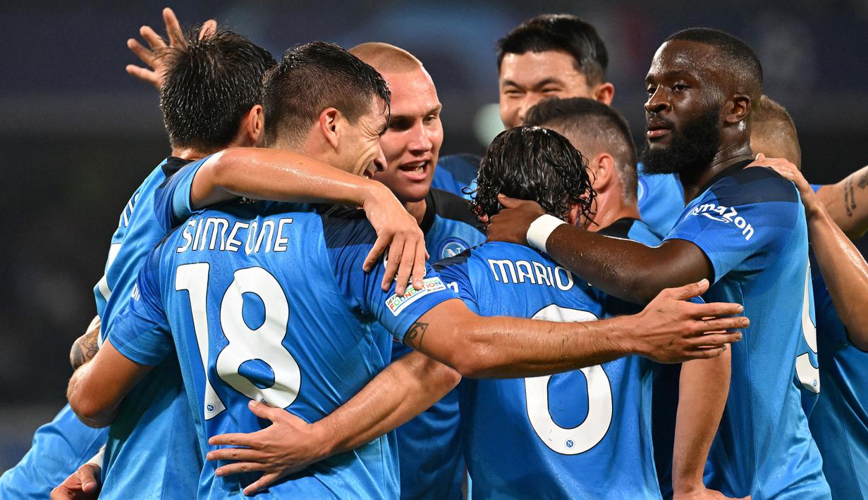 Napoli sukses memimpin klasemen Liga Italia 2022/2023 dengan raihan 47 poin. Skuad berjuluk il Partenopei berhasil unggul 9 angka dari AC Milan yang berada di bawahnya. Selain itu, mereka juga mampu mencatatkan statistik gemilang dengan hanya kalah sekali. Skuad asuhan Luciano Spalletti tunduk dari Inter Milan melalui gol tunggal Edin Dzeko pada 5 Januari 2023. (AFP/Andreas Solaro)