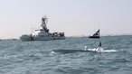 Sebuah kapal permukaan tak berawak (USV) T-12 Man-Portable Tactical Autonomous Systems (MANTAS) berlayar di perairan Teluk di depan kapal Penjaga Pantai Bahrain saat latihan angkatan laut bersama antara Komando Armada ke-5 AS dan pasukan Bahrain, 26 Oktober 2021. (MAZEN MAHDI/AFP)