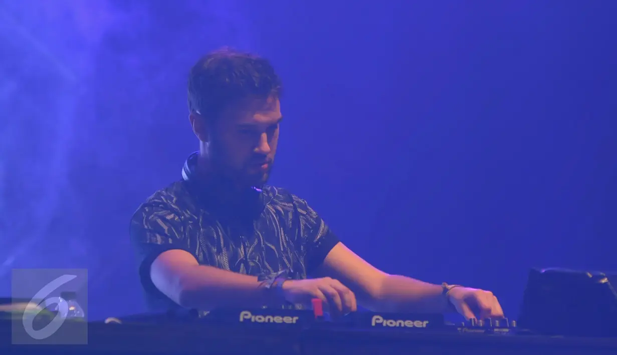 Salah satu DJ saat beraksi di Djakarta Warehouse Project (DWP) 2015, Jiexpo, Kemayoran, Jakarta, Sabtu (12/12/2015). DWP 2015 menjadi tontonan yang ditunggu para pecinta musik elektro. (Liputan6.com/Faisal R Syam)