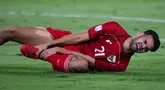 Jens Raven tampak kesakitan usai dirinya dijatuhkan oleh salah satu pemain Malaysia pada laga pemungkas Grup A Piala AFF U-23 2025, Senin (21/7/2025). (Bola.com/Abdul Aziz)
