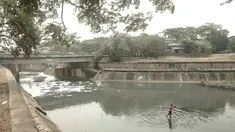 Pekerja membersihkan sampah yang mengotori aliran Kanal Banjir Timur (KBT) di Jakarta, Sabtu (15/9). Banyaknya limbah rumah tangga dan limbah industri menyebabkan kanal pengendali banjir tersebut selalu tercemari sampah. (Liputan6.com/Immanuel Antonius)