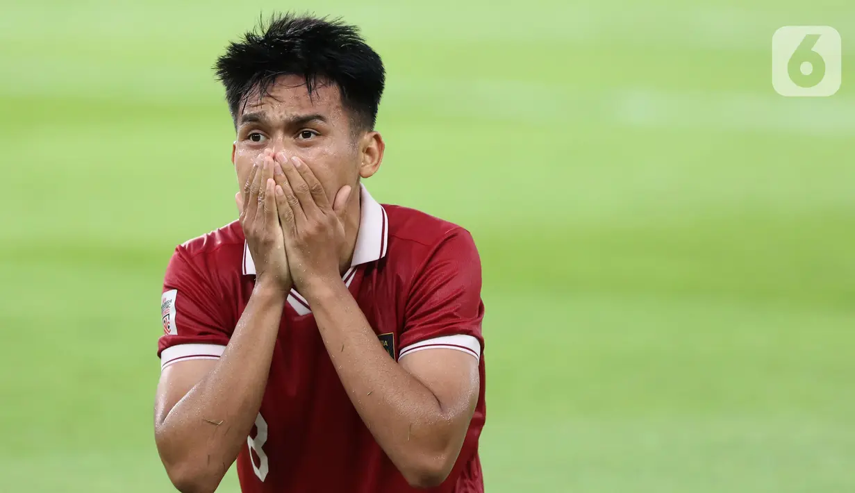 Luapan ekspresi pemain depan timnas Indonesia, Witan Sulaeman usai gagal memanfaatkan peluang mencetak gol ke gawang Thailand pada lanjutan kualifikasi Grup A Piala AFF 2022 di Stadion Utama Gelora Bung Karno, Jakarta, Kamis (29/12/2022). Witan menjadi pemain kelima yang didatangkan Macan Kemayoran untuk mengisi kedalaman skuad asuhan pelatih Thomas Doll. (Liputan6.com/Helmi Fitriansyah)