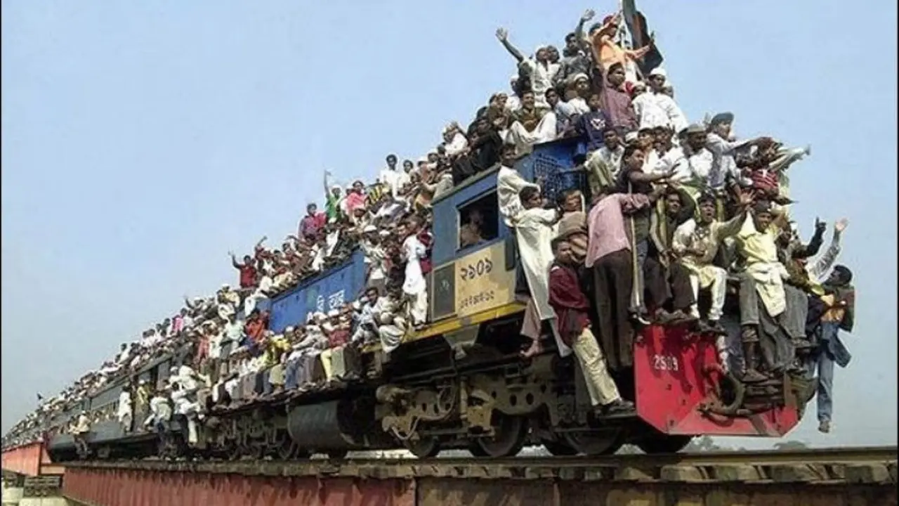 Menunggu Kereta Anjlok Jauh Lebih Ikhlas Dibandingkan Naik Ini