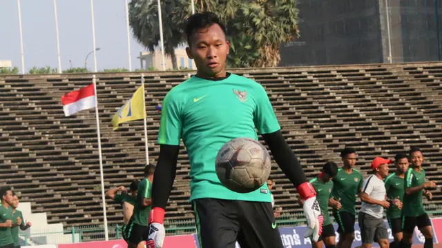 Kiper Timnas Indonesia U-22, Awan Setho, mengontrol bola saat latihan. (Bola.com/Zulfirdaus Harahap)