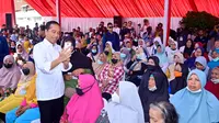 Presiden Joko Widodo (Jokowi) menyerahkan Bantuan Langsung Tunai (BLT) El Nino kepada sejumlah penerima manfaat di Kantor Pos Genteng, Kabupaten Banyuwangi, Provinsi Jawa Timur, pada Rabu, 27 Desember 2023.