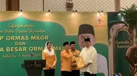 Airlangga Hartarto saat menerima surat deklarasi dari Ormas pendiri Golkar, Musyawarah Kekeluargaan Gotong Royong (MKGR). (Liputan6.com/Delvira Hutabarat)