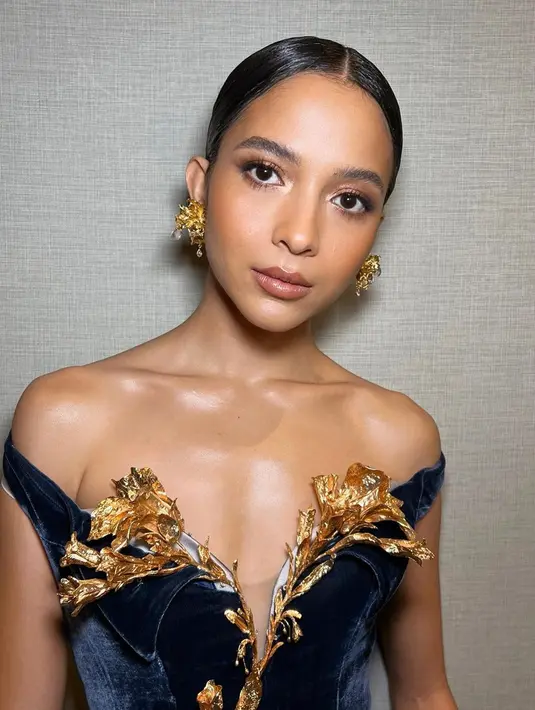 Penampilan Putri Marino tak kalah memesona. Ia tampil dibalut dress off-the-shoulder dengan garis leher yang dalam. Dress beludru berwarna biru navy ini memiliki detail high-slit yang tinggi dan attachment aksesori emas berbentuk daun di bagian dada. [Foto: Instagram/vagueskin]
