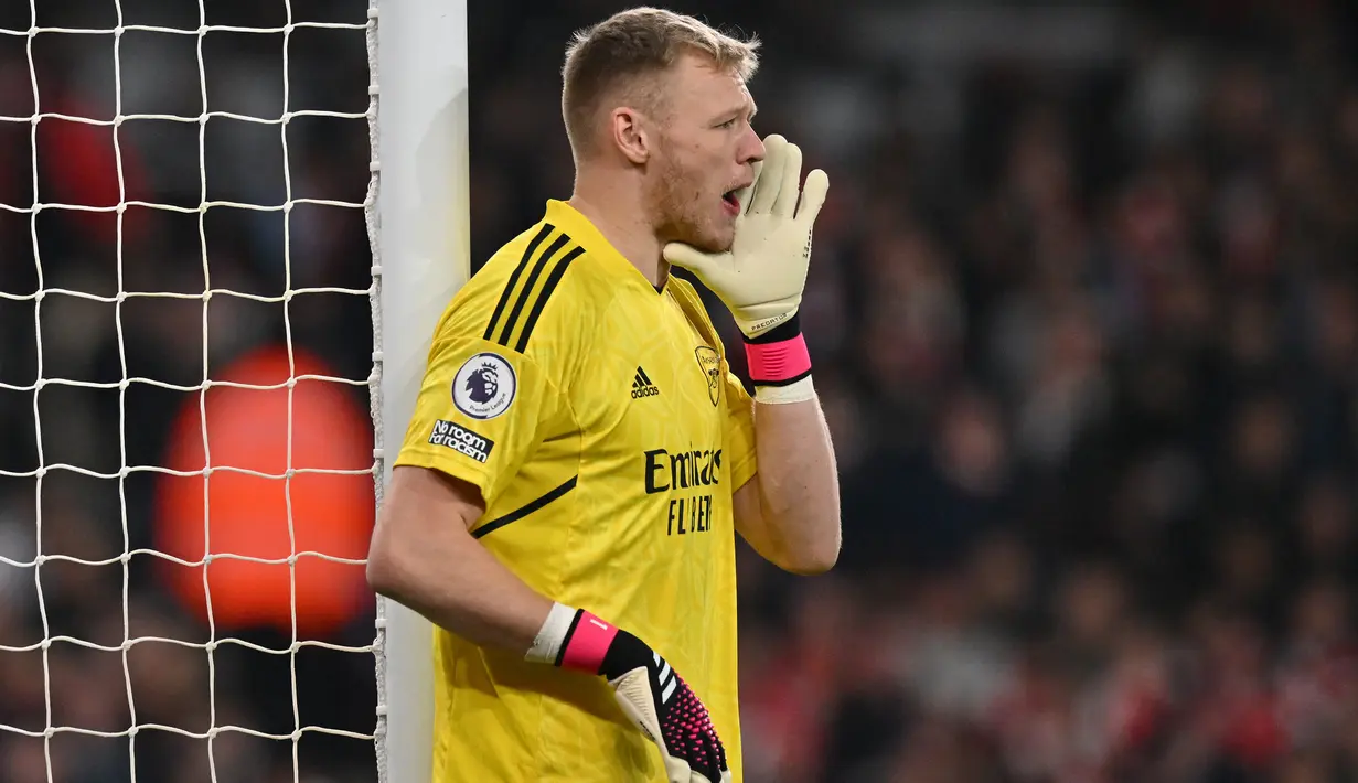 Kiper Arsenal, Aaron Ramsdale meneriaki rekan-rekannya saat menghadapi Manchester City pada laga Liga Inggris 2022/2023 di Emirates Stadium, London (15/2/2023). Aaron Ramsdale didatangkan Arsenal dari Sheffield United yang terdegradasi ke Championship pada awal musim 2021/2022 dengan nilai transfer 28 juta euro atau kini setara Rp472 miliar. Memasuki musim ketiga, hingga kini ia telah bermain dalam 78 laga bareng The Gunners dengan torehan 29 kali nir-bobol. (AFP/Glyn Kirk)