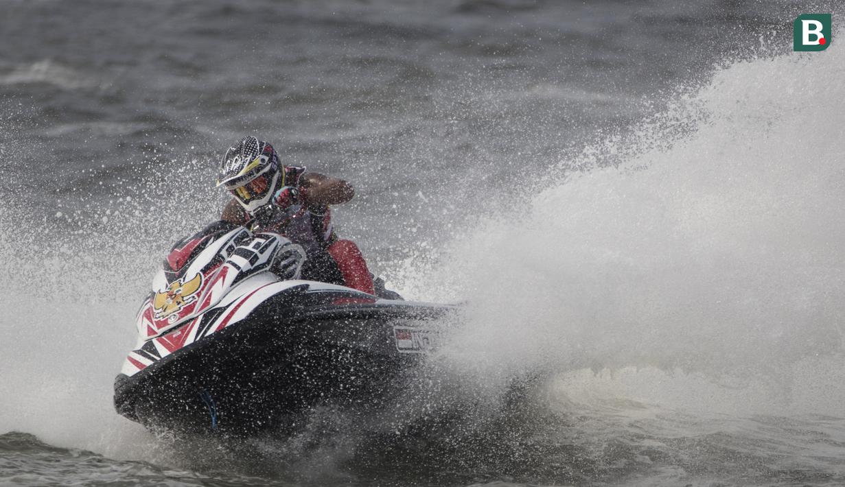 Atlet jetski Indonesia, Aero Sutan Aswar, saat beraksi pada Asian Games di Ancol, Jakarta, Kamis (23/8/2018). Aero Aswar finish kedua dengan jumlah poin 53. (Bola.com/Vitalis Yogi Trisna)