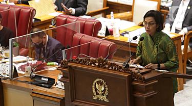 Menteri Keuangan Sri Mulyani (kanan) menyampaikan laporannya saat Rapat Paripurna ke-23 DPR RI di Kompleks Parlemen, Senayan, Jakarta, Selasa (24/5/2022). Agenda rapat paripurna membahas pembicaraan tingkat II/pengambilan keputusan terhadap RUU tentang perubahan kedua atas undang-undang nomor 12 tahun 2011 tentang pembentukan peraturan perundang-undangan. (Liputan6.com/Angga Yuniar)