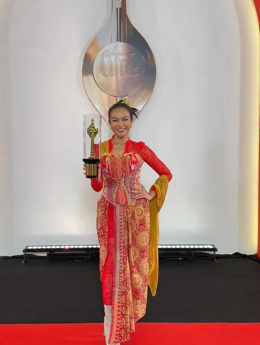 Pencipta Lagu Tema Terbaik diberikan kepada Yura Yunita, Donne Maulana, Marchella FP. Yura tampil dengan inner brokat merah dipadukan korset dan kain sebagai bawahan dengan motif yang serasi. [@yurayunita]