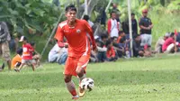 Pemain Persija Jakarta, Vava Mario Yagalo saat membela timnya pada laga uji coba melawan Villa 2000 di Lapangan POR Pelita, Sawangan, Depok, Sabtu (23/4/2016). (Bola.com/Nicklas Hanoatubun)