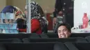 Ketua PN Kelas IA Khusus Tangerang Muhammad Damis menunggu pemeriksaan di KPK, Jakarta, Senin (26/3). Sebelumnya, KPK menetapkan Wahyu Widya dan anitera Pengganti Tuti Atika sebagai tersangka penerima suap dari dua orang advokat. (Merdeka.com/Dwi Narwoko)