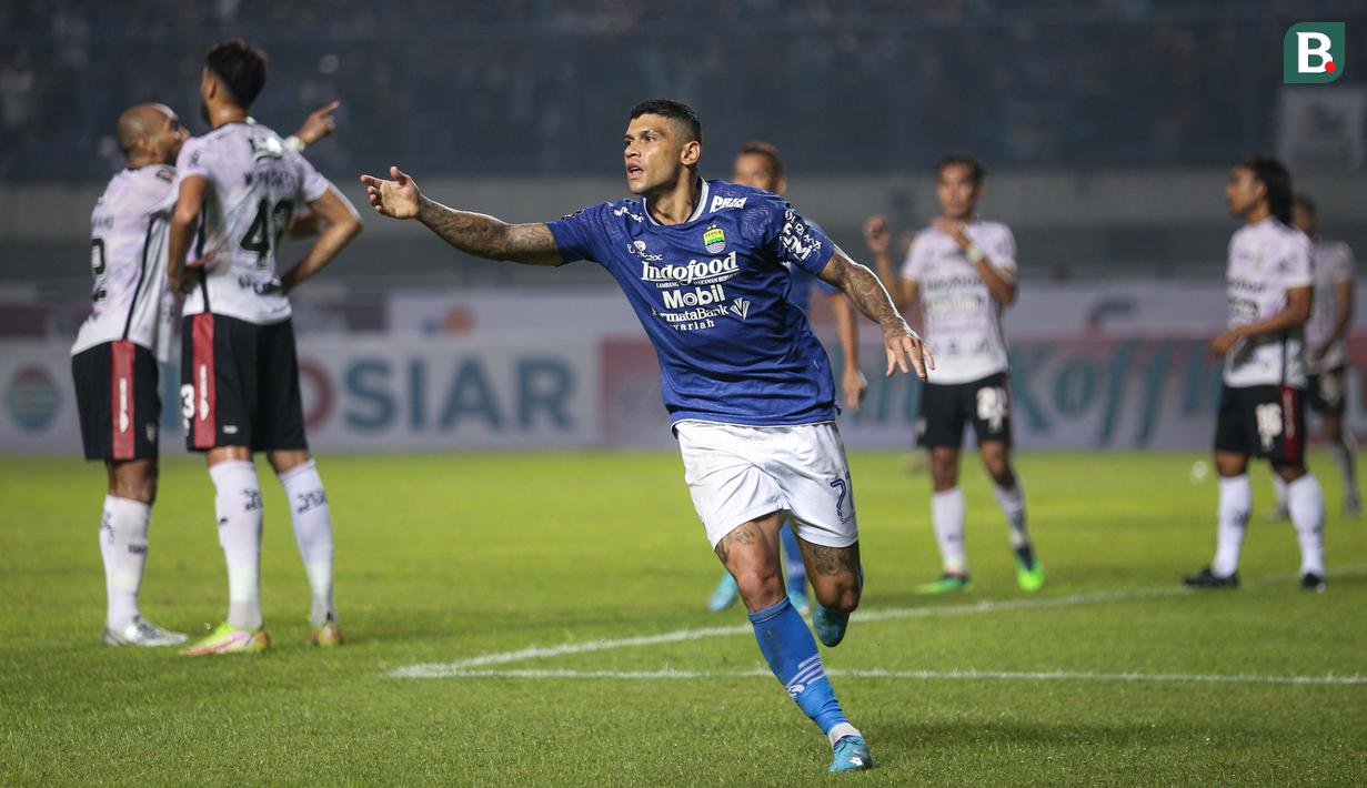 <p>Ciro Alves merupakan rekrutan baru Persib Bandung yang dibeli dari Persikabo 1973 pada musim ini. Banyak dari fans Persib langsung jatuh cinta dengan penampilan gemilangnya usai&nbsp;berlaga di turnamen pramusim Piala Presiden 2022. Ciro memang terkenal sebagai penyerang yang haus gol dan tak kenal lelah. Tak hayal jika banyak dari bek-bek lawan kewalahan menghadapinya. (Bola.com/Bagaskara Lazuardi)</p>