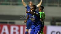 Pemain Persib Bandung, Michael Essien merayakan golnya ke gawang PS TNI pada lanjutan Liga 1 2017 di Stadion Pakansari, Bogor, Sabtu (22/4/2017). (Bola.com/Nicklas Hanoatubun)