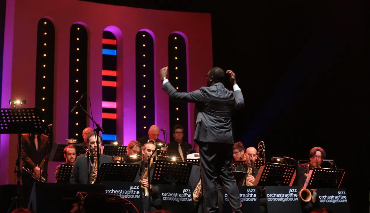 Saat orkes yang terdiri dari 18 personil itu memainkan empat permainan instrumen. Setelah itu langsung memanggil tamu spesial, yaitu Dira Sugandi. Lantas melakukan tribute untuk musisi jazz asal Amerika Serikat Billie Holiday. (Adrian Putra/Bintang.com)