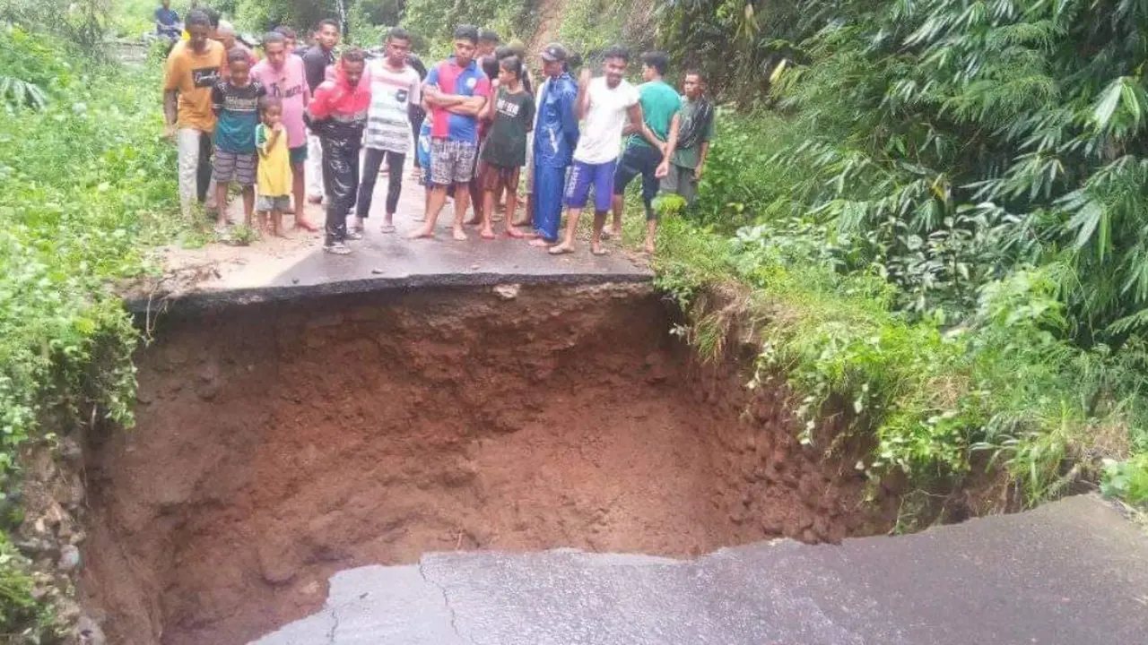 Jalan raya simpang Wolofeo-Nuaria tepatnya di Desa Renggarasi, Kecamatan Tanawawo, Kabupaten Sikka,NTT, ambles. (Liputan6.com/ Dionisius Wilibardus)