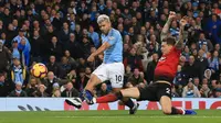 Sergio Aguero membobol gawang Manchester United. (AFP/Lindsey Parnaby)
