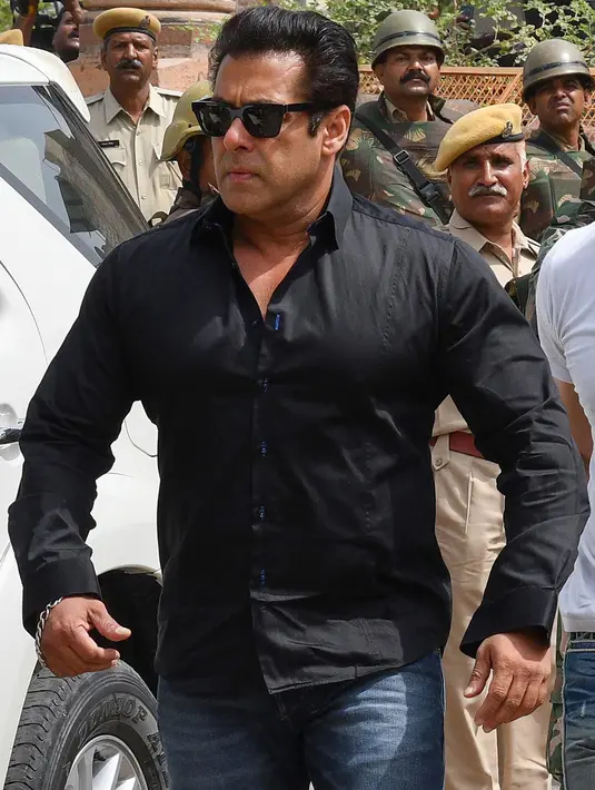 Seperti yang dilansir dari Khaleej Times, kepulangan Salman Khan ini pun disambuk oleh para penggemar setianya. (AP/Sunil Verma)