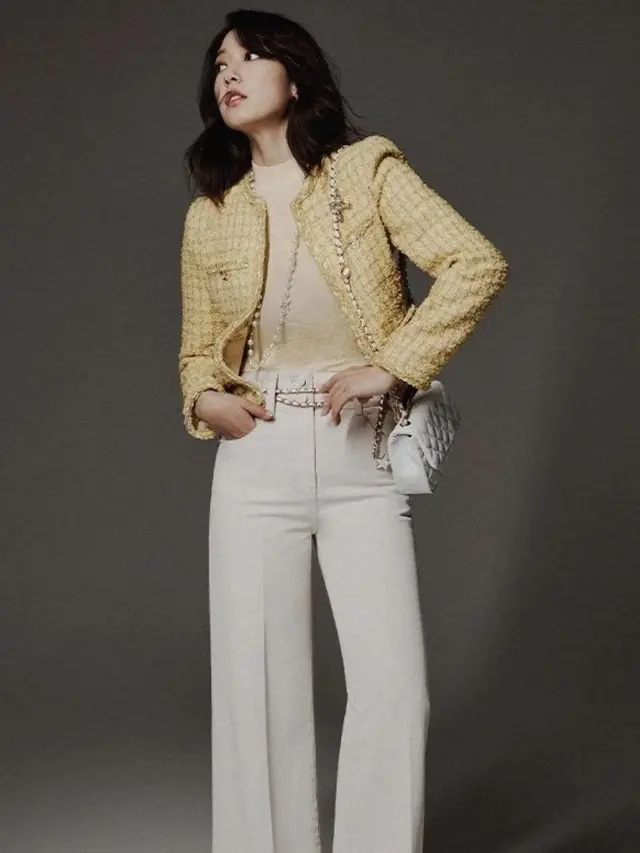 Gaya Stylish Park Shin Hye Jalani Pemotretan dengan Tubuh Ramping Pasca Melahirkan