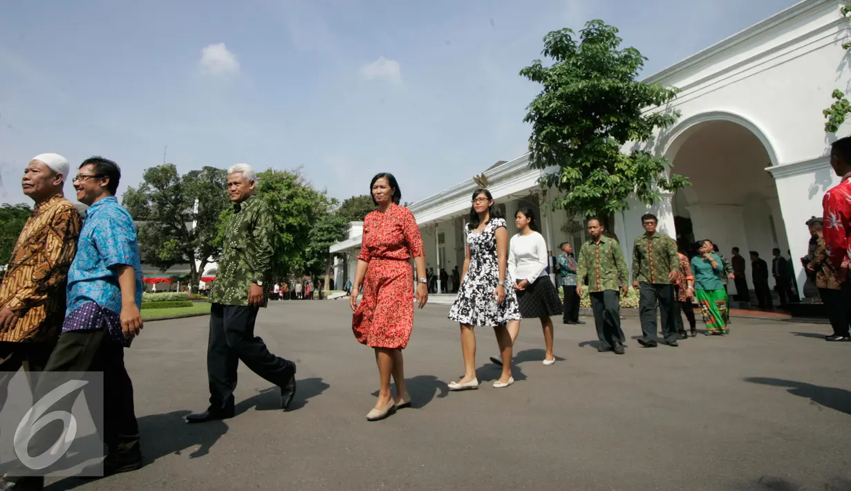 Sejumlah warga usai mengikuti open house Presiden Jokowi di Istana Kepresidenan Gedung Agung, Yogyakarta, (9/7).  Open House yang di gelar oleh Presiden Jokowi ini diikuti oleh ribuan masyarakat yang berada di Yogyakarta. (Liputan6.com/Boy Harjanto)