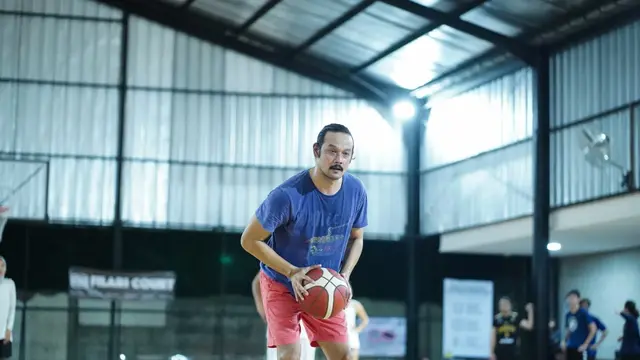 Punya Hobi Basket, Ini 7 Gaya Dwi Sasono Saat Main di Lapangan