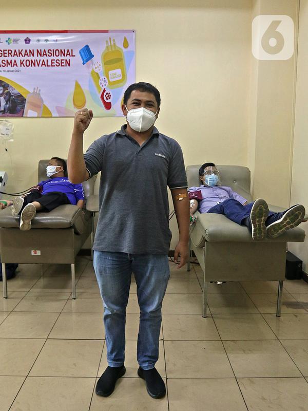 Penyintas COVID-19 berpose usai melakukan donor plasma konvalesen di PMI DKI Jakarta, Selasa (19/1/2021). Hasil dari plasma konvalesen tersebut nantinya akan ditransfusikan ke tubuh pasien positif COVID-19 untuk membantu penyembuhan. (Liputan6.com/Herman Zakharia)