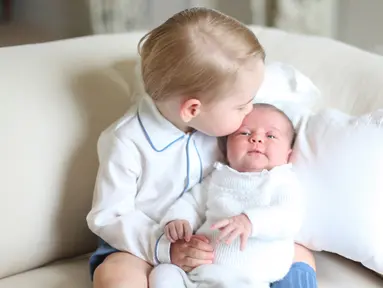 Foto yang dirilis pada Sabtu (6/6/2015) menunjukkan Pangeran George yang mencium mesra kening sang adik, Putri Charlotte di rumah mereka di Anmer Hall, Norfolk. (REUTERS/Duchess of Cambridge)