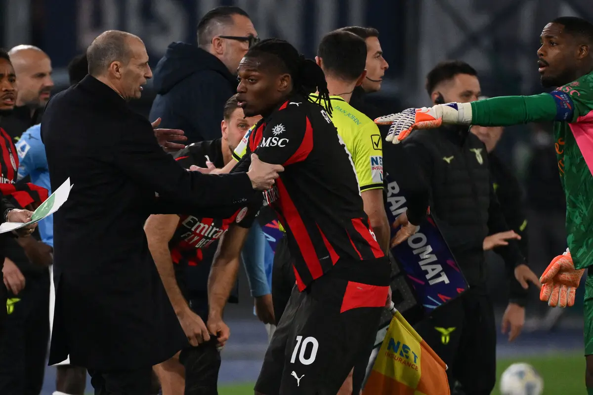 Foto: Momen Kesal Rafael Leao saat Digantikan oleh Massimiliano Allegri ketika AC Milan Kalah