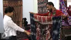 Pengunjung melihat kain daerah saat Pameran Pangan Nusa dan Produk Dalam Negeri Nasional 2015, Jakarta, Kamis (5/11). Pameran tersebut merupakan ajang promosi bagi produk asli Indonesia sehingga bisa berkembang dengan baik. (Liputan6.com/Angga Yuniar)